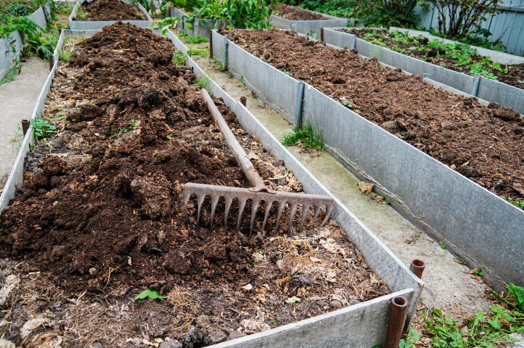 Hochbeet im Herbst neu befüllen.