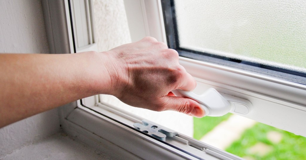 Fenster öffnen zum Lüften.