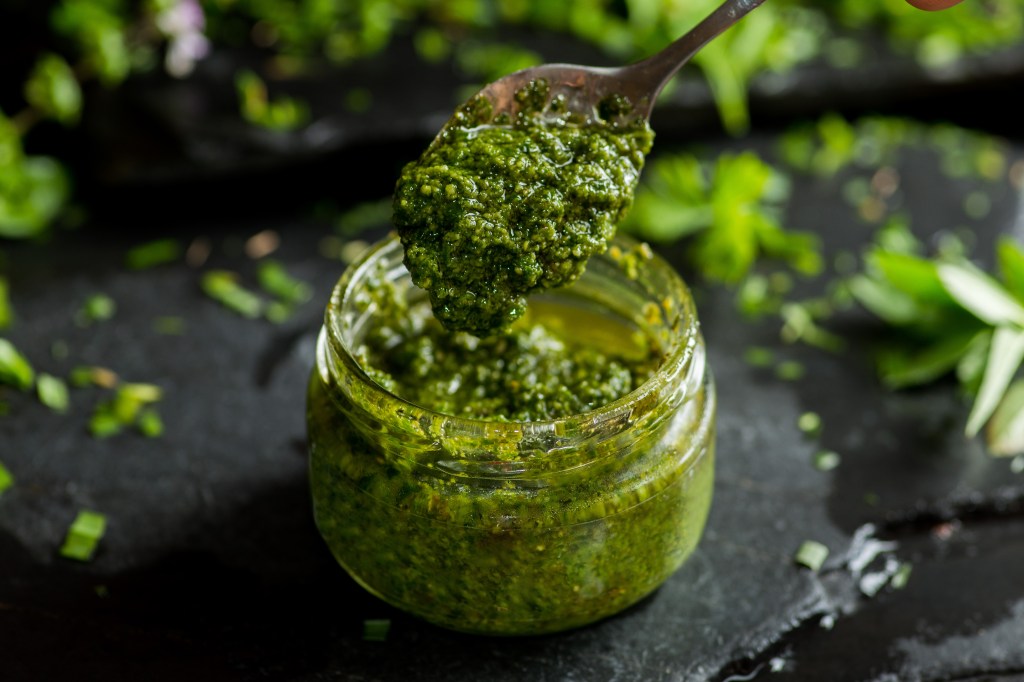 Grünes Pesto im Glas