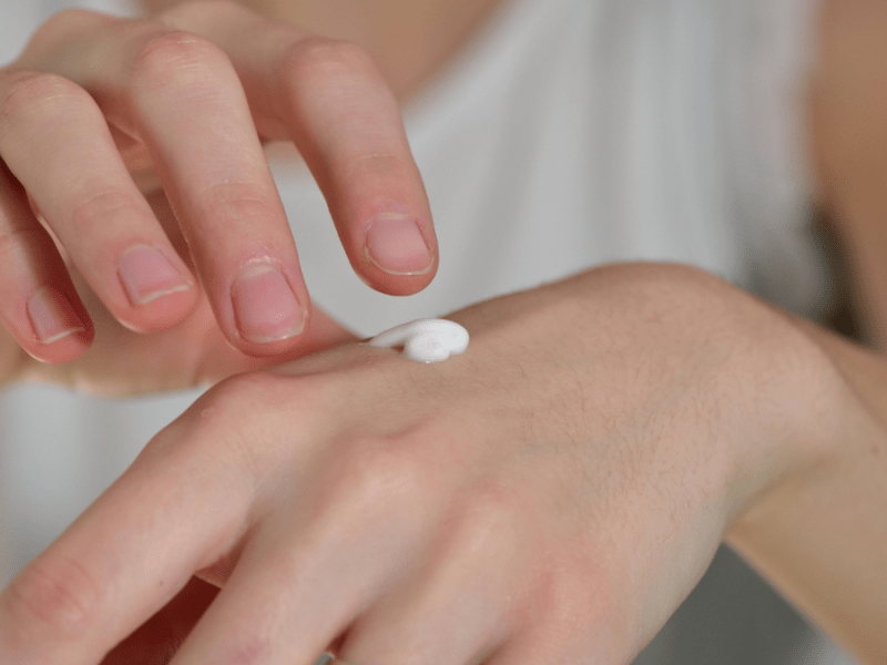 Hände mit Handcreme