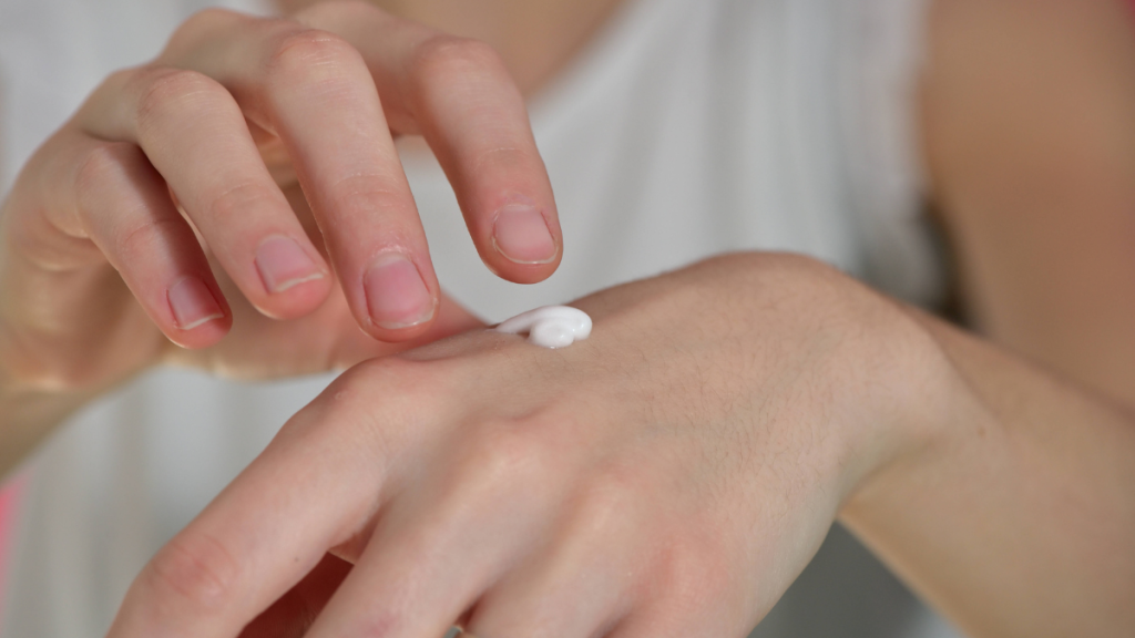 Hände mit Handcreme