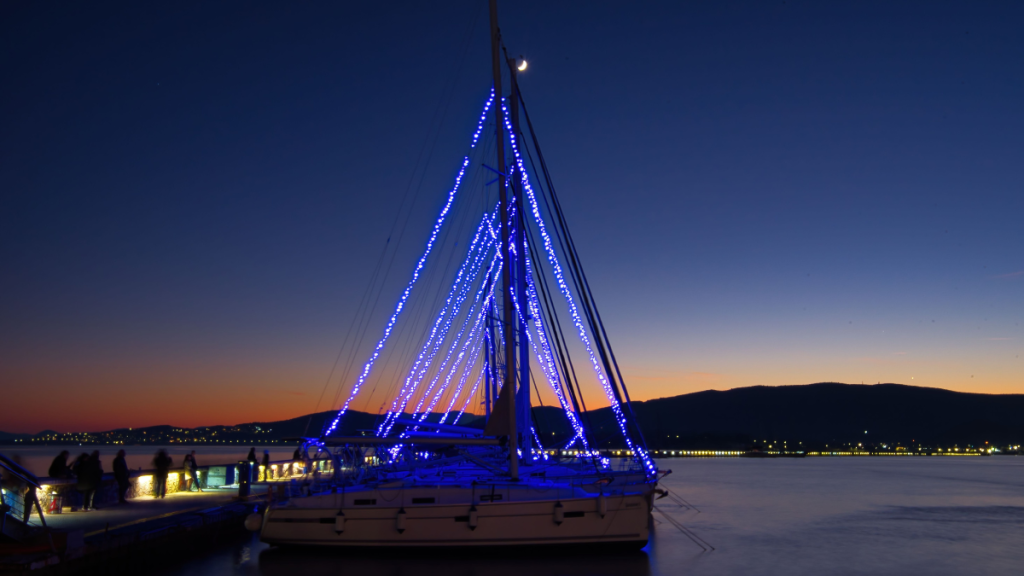 Weihnachtsboot geschmückt