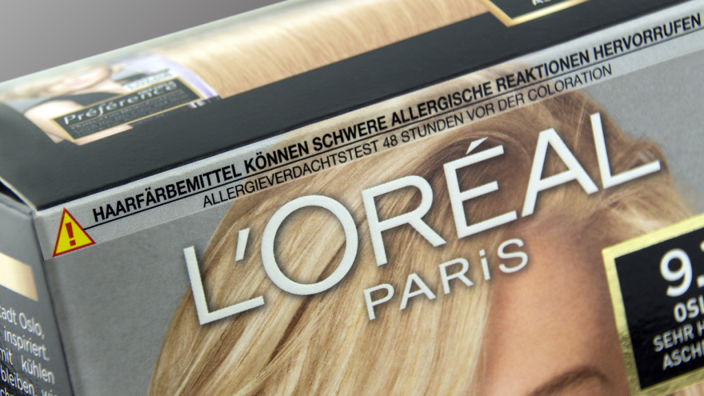 Die herangezoomte Packung einer blonden Haarfarbe.