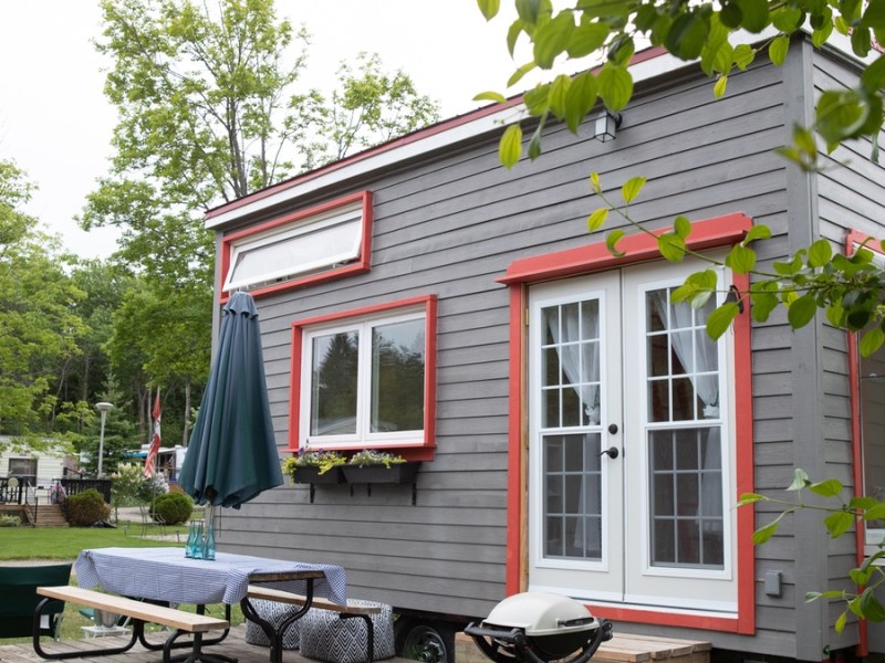 Ein grau, rotes Tiny House.