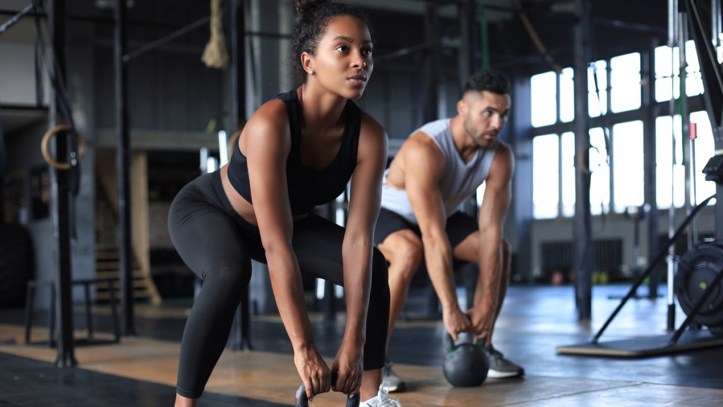 Eine Frau macht im Sportstudio ein Workout.