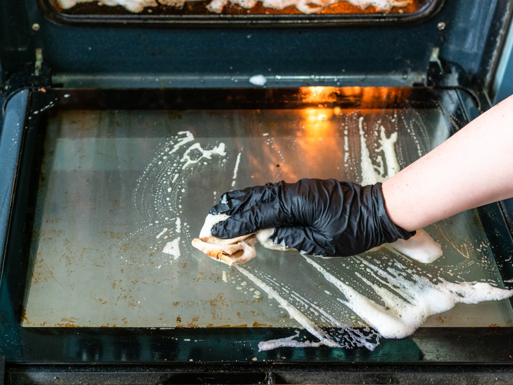 Mit altbewährten Hausmitteln wird das Backofenfenster wieder sauber.