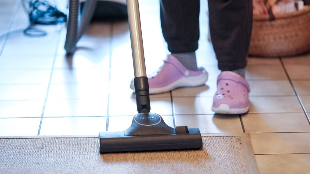 Staubsaugen in der Wohnung.