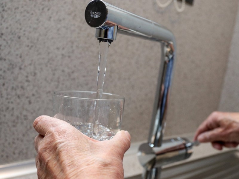 Aus diesem Grund solltest du niemals warmes Leitungswasser trinken.