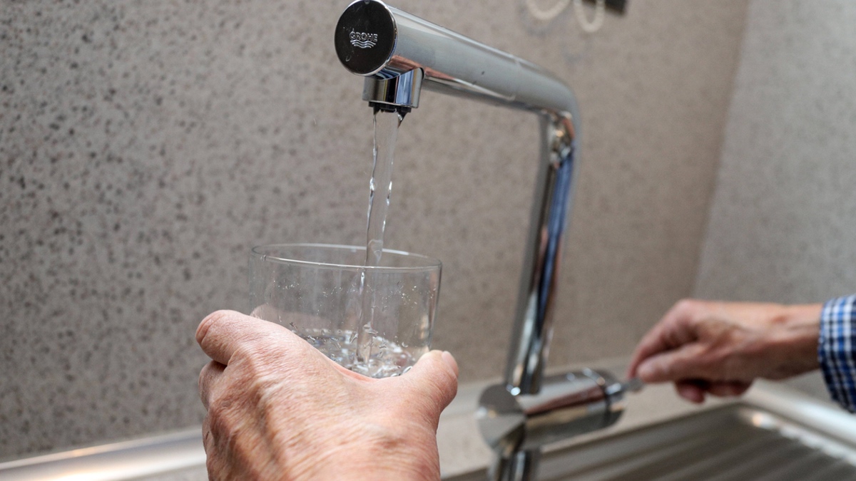 Aus diesem Grund solltest du niemals warmes Leitungswasser trinken.