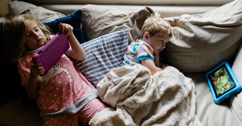 Zwei Kinder mit Tablets