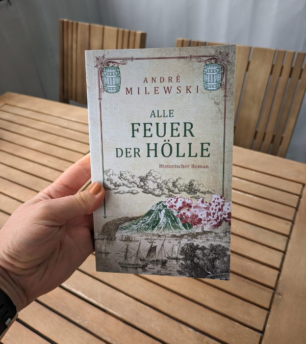 Der historische Roman von André Milewski wird in die Kamera gehalten.