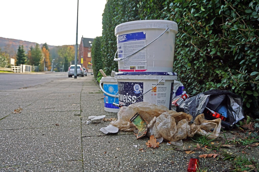 Farbeimer am Straßenrand