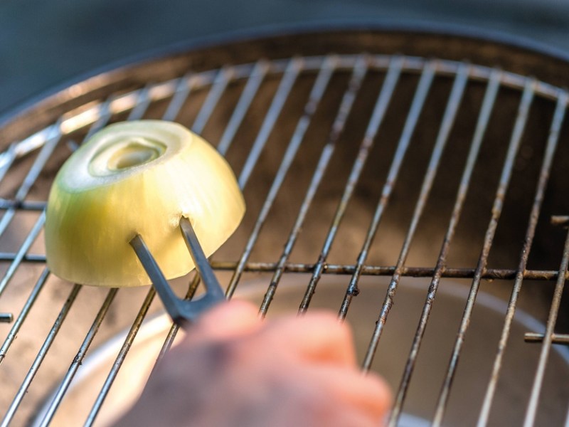 Grill mit Zwiebel reinigen