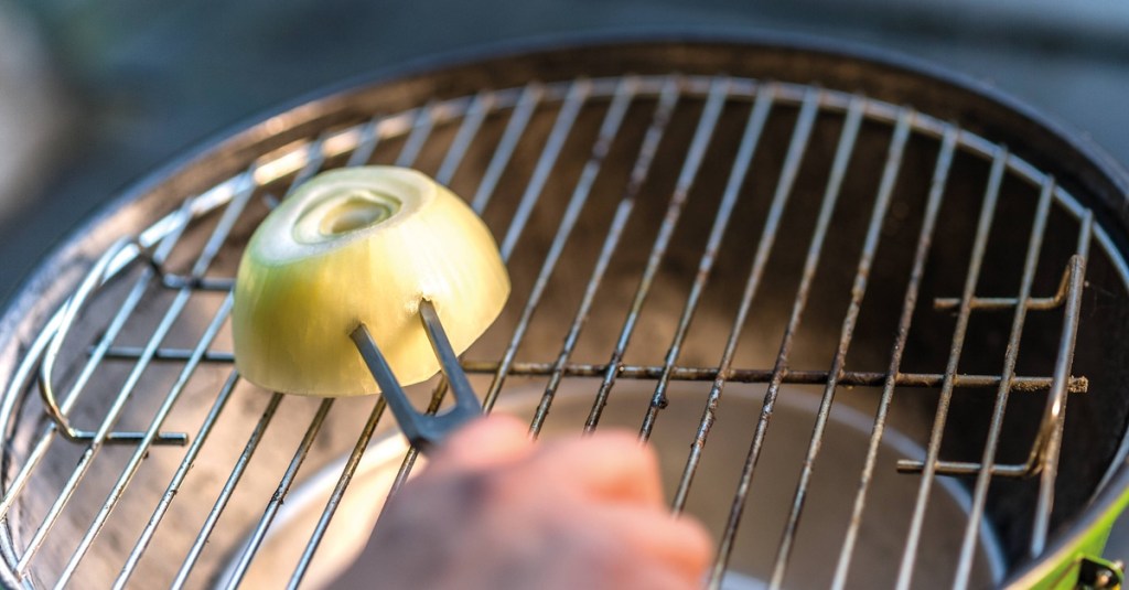 Grill mit Zwiebel reinigen