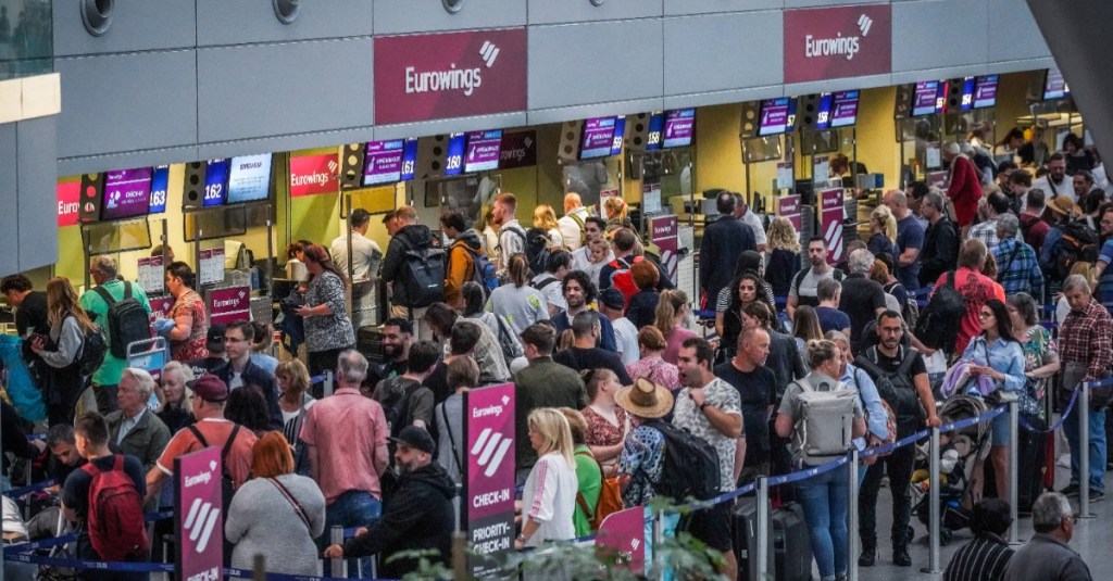 ein überfüllter Flughafen