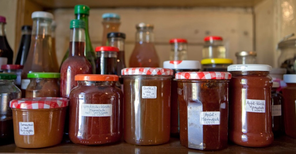 verschiedene Weckgläser mit Marmelade in einem Vorratsschrank