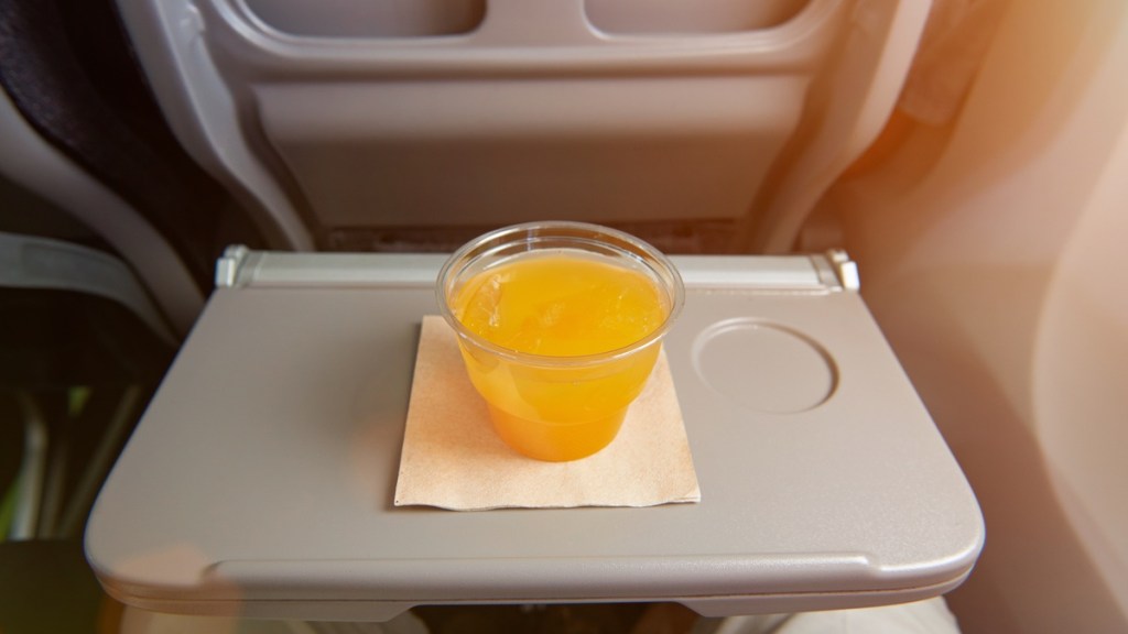 Orangensaft im Flugzeug.