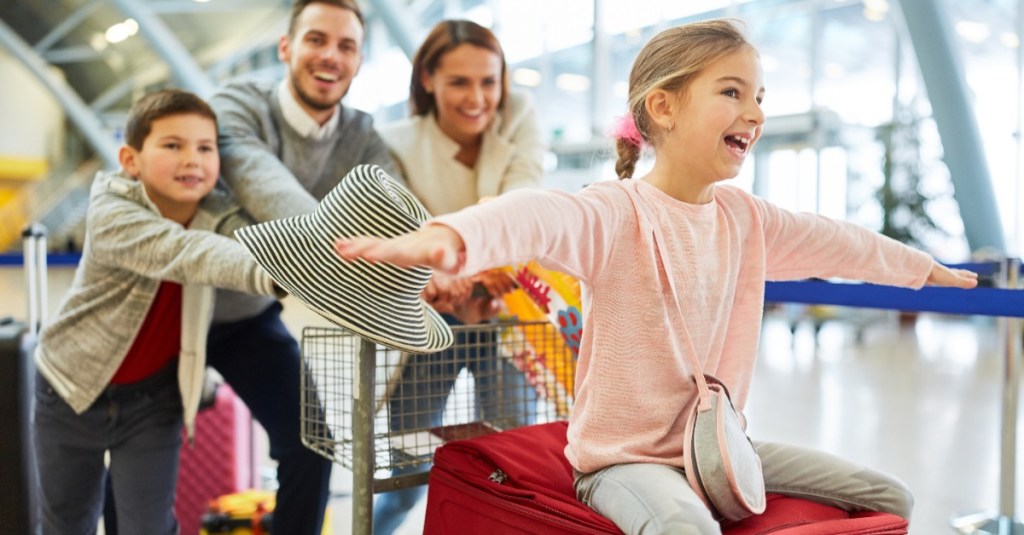 Eltern und Kinder beim Start in den Urlaub