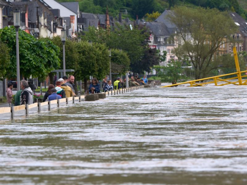 Das Wasser steht so hoch, dass es kurz davor ist, über eine Stadtmauer zu laufen.