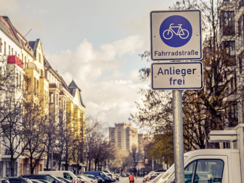 Eine Fahrradstraße mit dem Verkehrsschild Anlieger frei