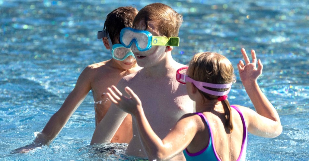 Kinder mit Taucherbrille im Freibad