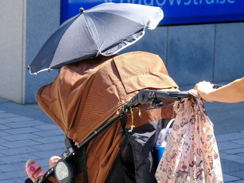 Kinderwagen mit Sonnenschutz