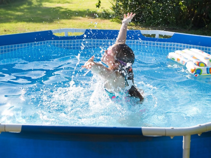 Ein Mädchen badet in einem Pool.
