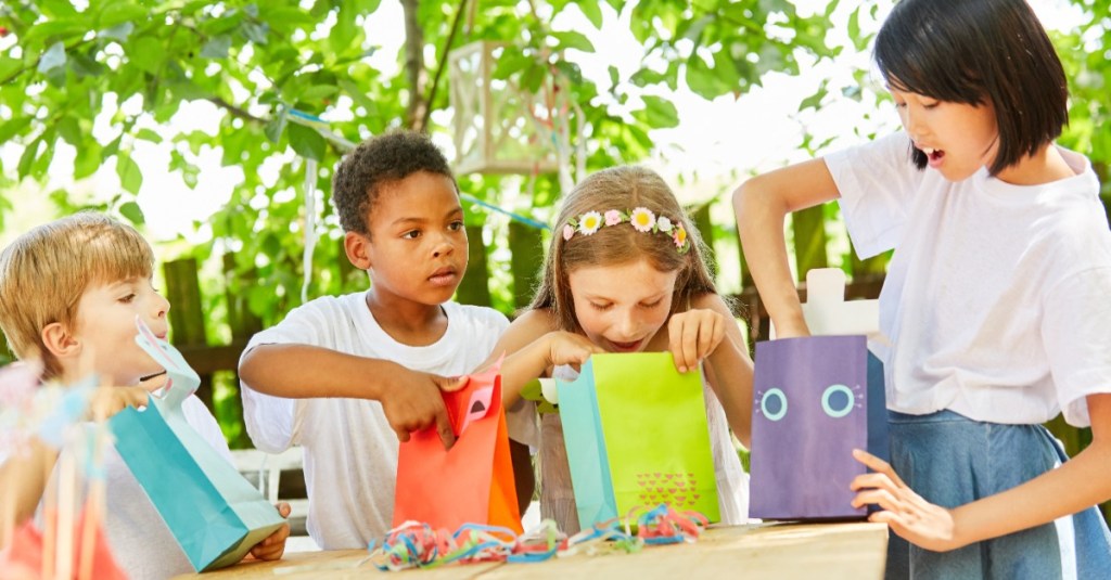 Gruppe Kinder beim Auspacken von Geschenken
