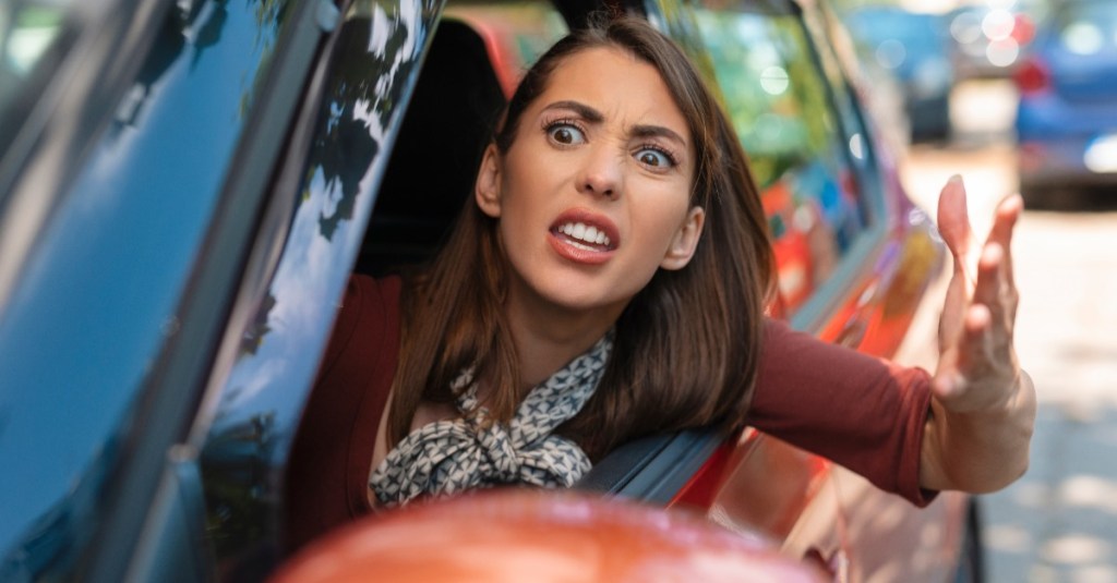 Aggressive Frau schimpft im Auto