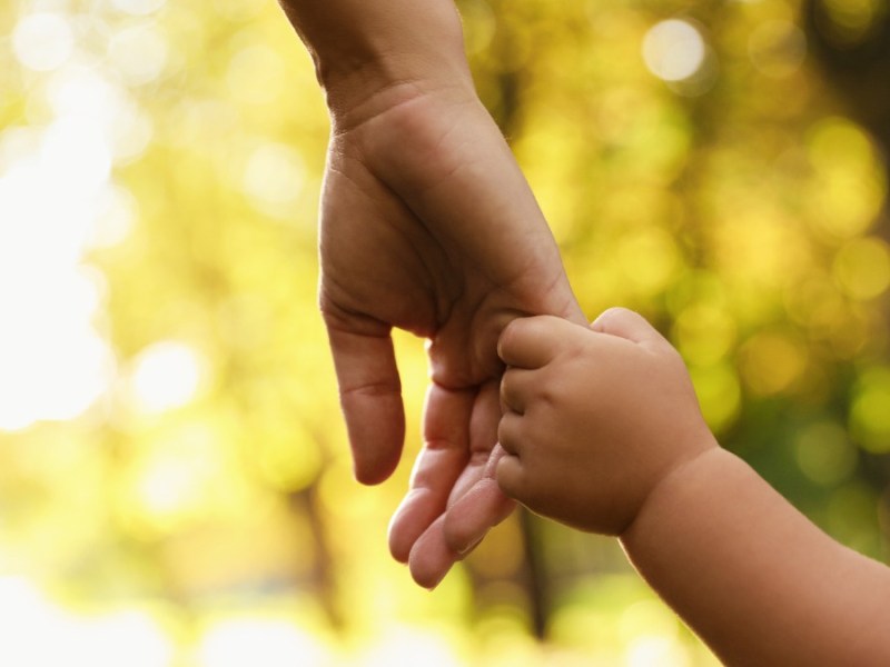 Tochter hält die Hand der Mutter