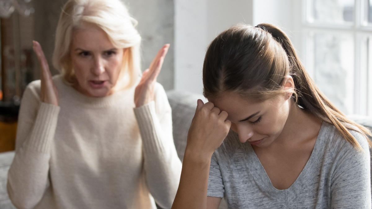 verärgerte Mutter spricht mit ihrer erwachsenen Tochter