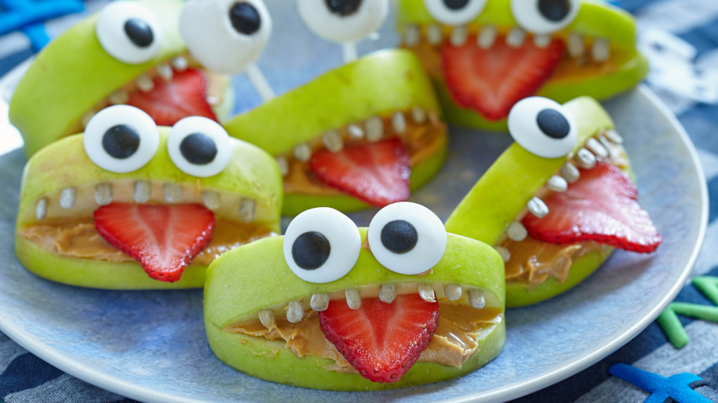 Halloween-Monster aus Äpfeln und Erdbeeren