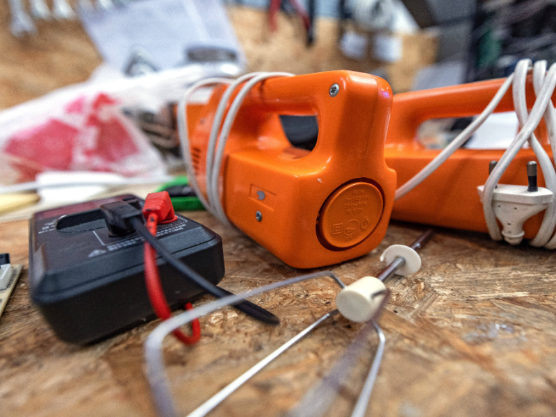 Diverser Elektromüll auf einem Tisch.