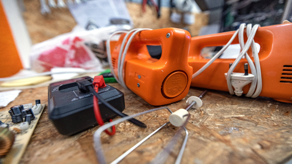 Diverser Elektromüll auf einem Tisch.