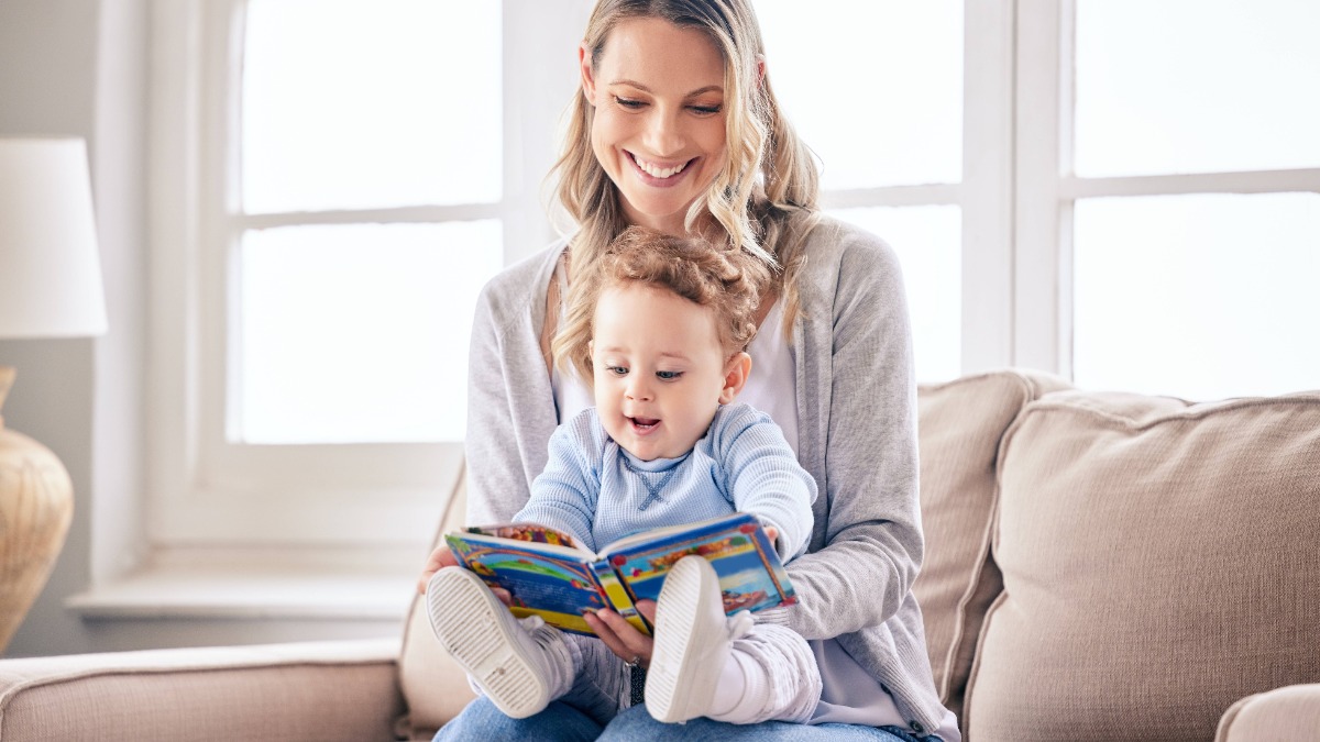 Mutter guckt sich mit ihrem Sohn ein Buch an