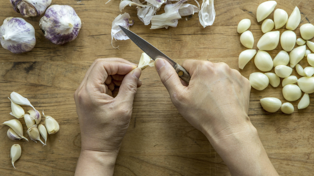 Knoblauch hat antivirale und antibakterielle Wirkung.