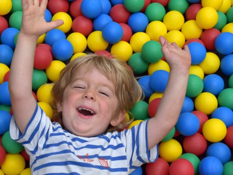 kleiner Junge spielt im Bällebad