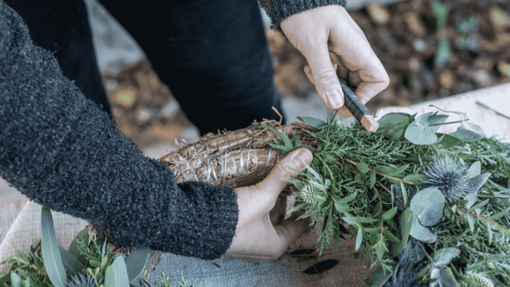 Adventskranz wird frisch gebunden