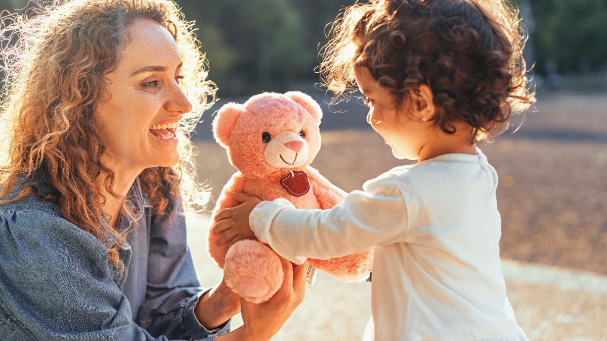 Kinder bekommen ständig Geschenke: Mutter gibt ihrer Tochter ein Kuscheltier