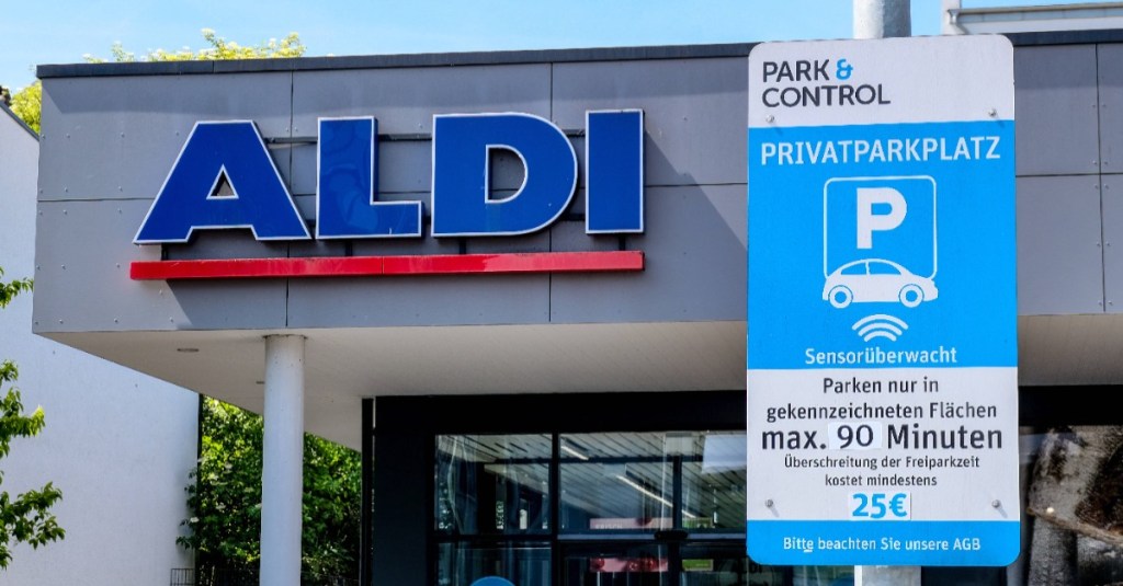 Strafzettel auf Supermarkt-Parkplatz: Aldi Supermarkt mit einem Park&Control Parkplatz