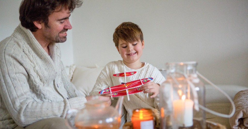 Ein alleinerziehender Vater genießt einen besonderen Moment mit seinem Sohn an Heiligabend