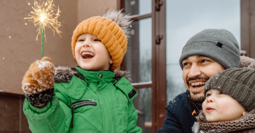 Neujahrsvorsätze: Vater zündet mit seinen zwei Kindern Wunderkerzen an