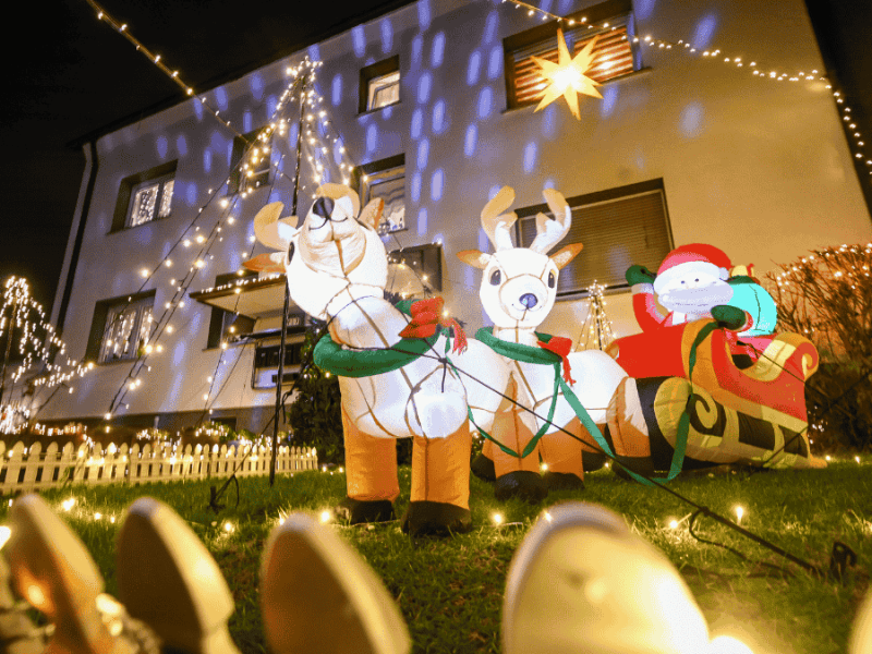 Weihnachtsbeleuchtung am Haus und im Vorgarten