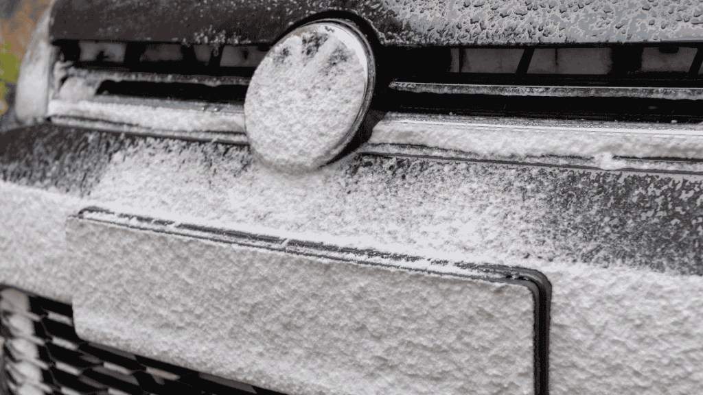 Bußgelder im Winter, verschneites Nummernschild