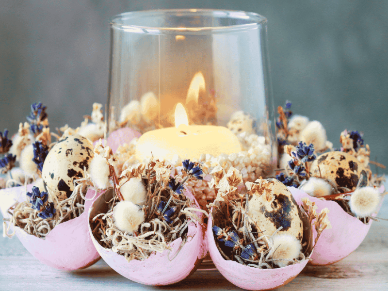 Basteln im Frühling mit Eierschalen und Naturmaterialien einen Osterkranz werkeln. Fertiger Kranz mit Windlicht.