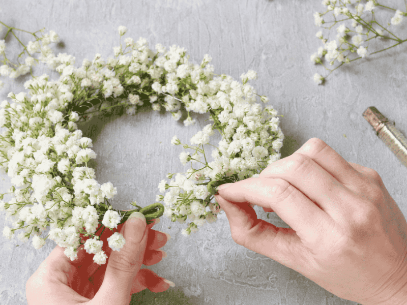 blumenkranz binden, schleierkraut haarkranz zusammenbinden