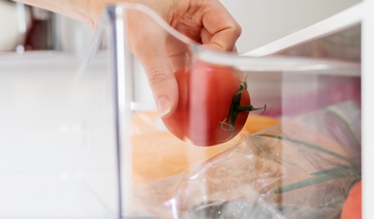 Tomaten werden zum Lagern in ein Kühlfach in einen Kühlschrank gelegt.