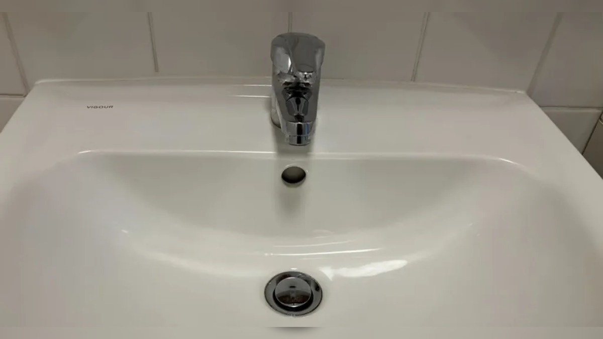 1. Öffnung am Waschbeckenrand