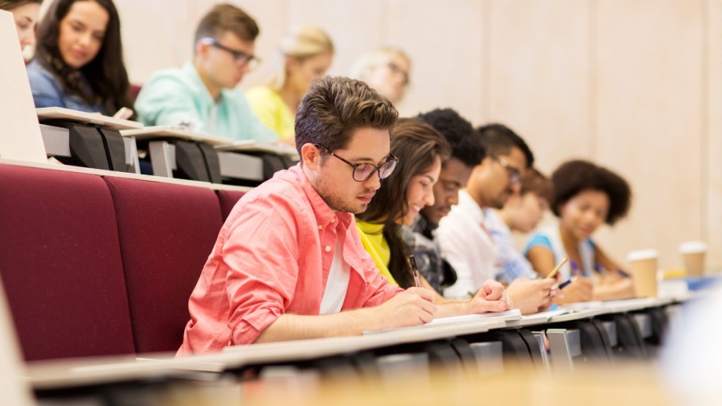 Hörsaal, in dem Studenten sitzen. 