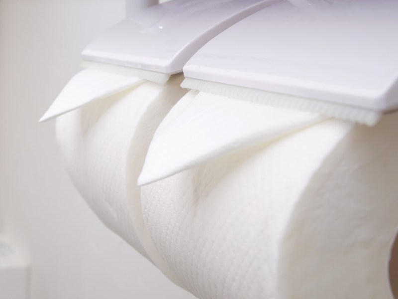 Zwei Klopapierrollen mit gefaltetem Rollenende.